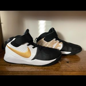 Kids Nike team hustle D 9 size 2.5Y